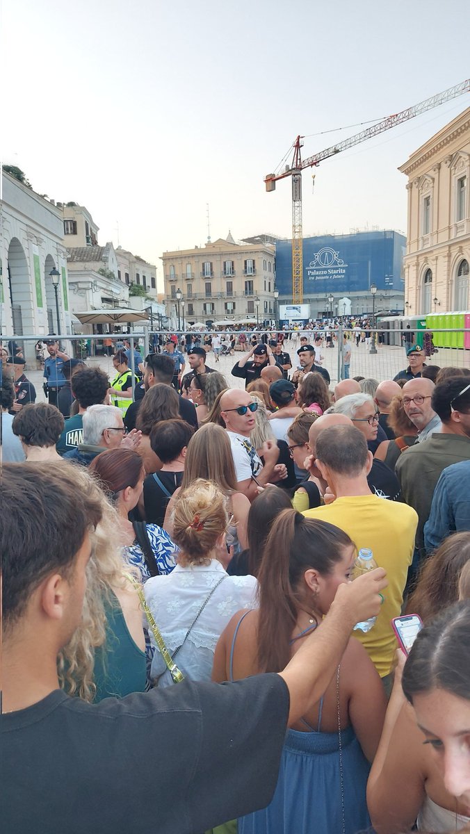 Es IMPOSIBLE presenciar el Anamenazo... la demanda es INSANA y tienen la plaza vayada