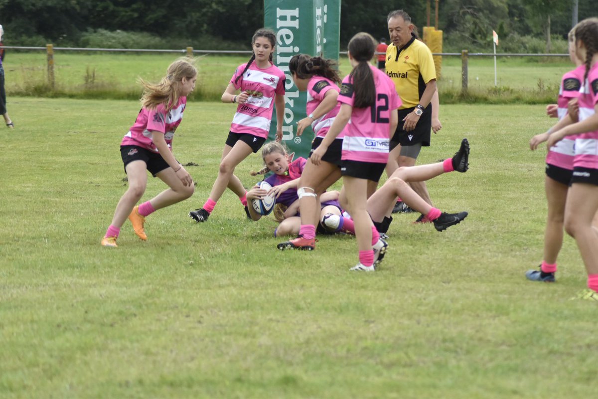Scarlett scoring a belter today from 20M out 😍🏉 @QuinsGirlsRugby @WRUHub_MACS @macs_CJB