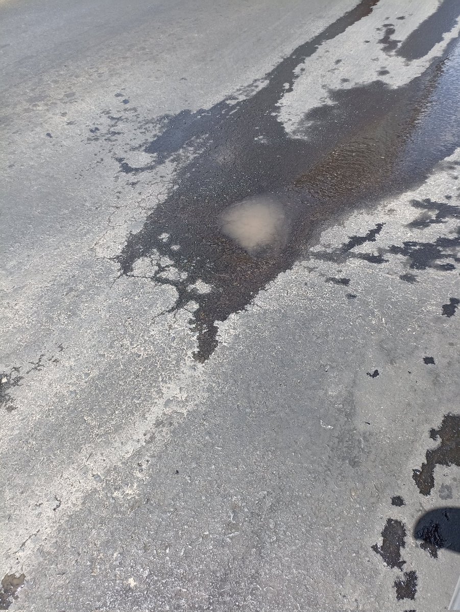saavedrin1's tweet photo. Fuga de agua en 20 de noviembre casi esquina constituyentes en San Francisquito, Querétaro, Qro. @CEAservcliente @cea_qro @makugo @LuisBNava https://t.co/suKJ263WGl