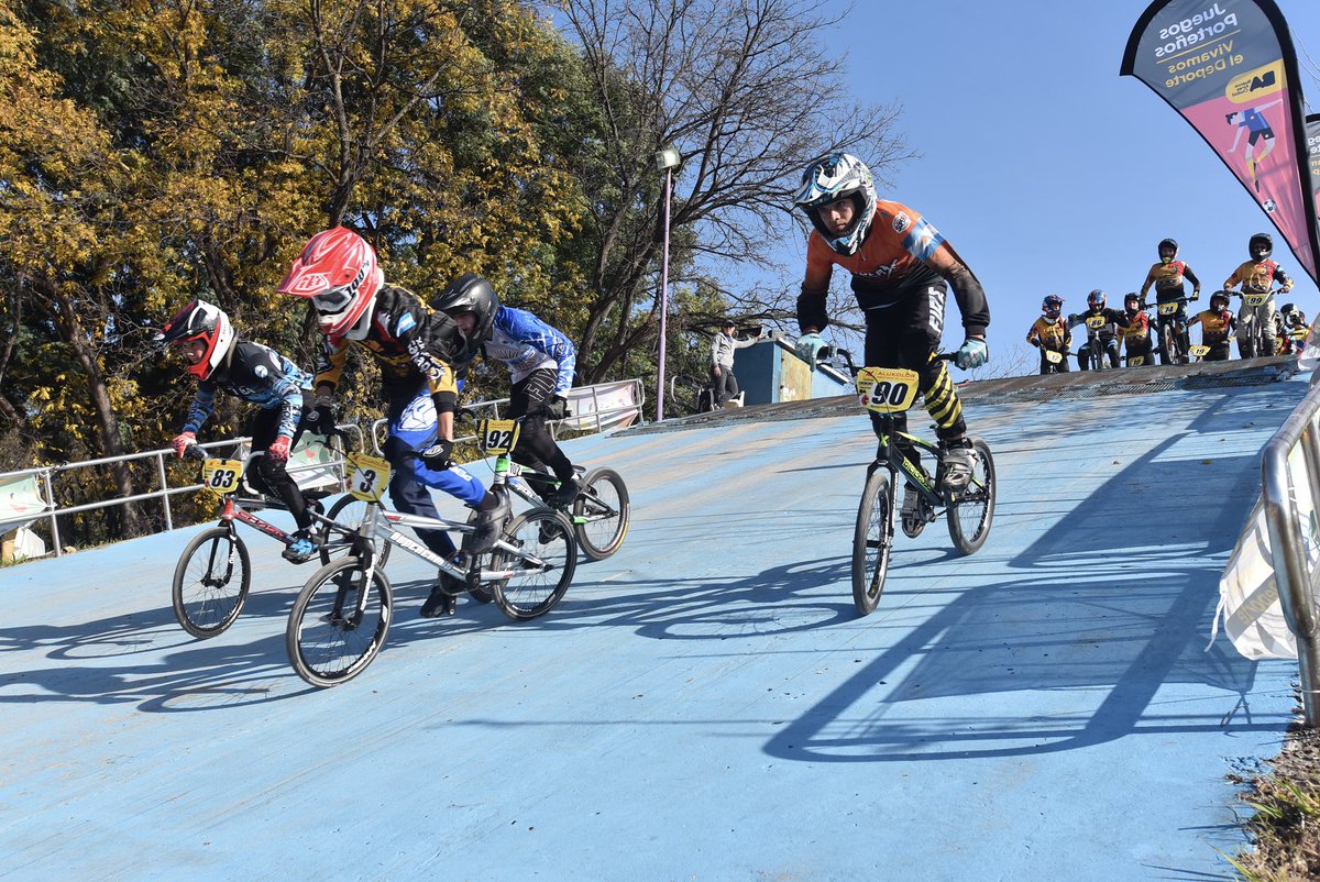 DeportesBA's tweet image. El #ParqueSarmiento recibió nuevamente a más de 80 riders, divididos en 8 categorías, que disputaron la competencia de #BMX de los #JuegosPorteños2023