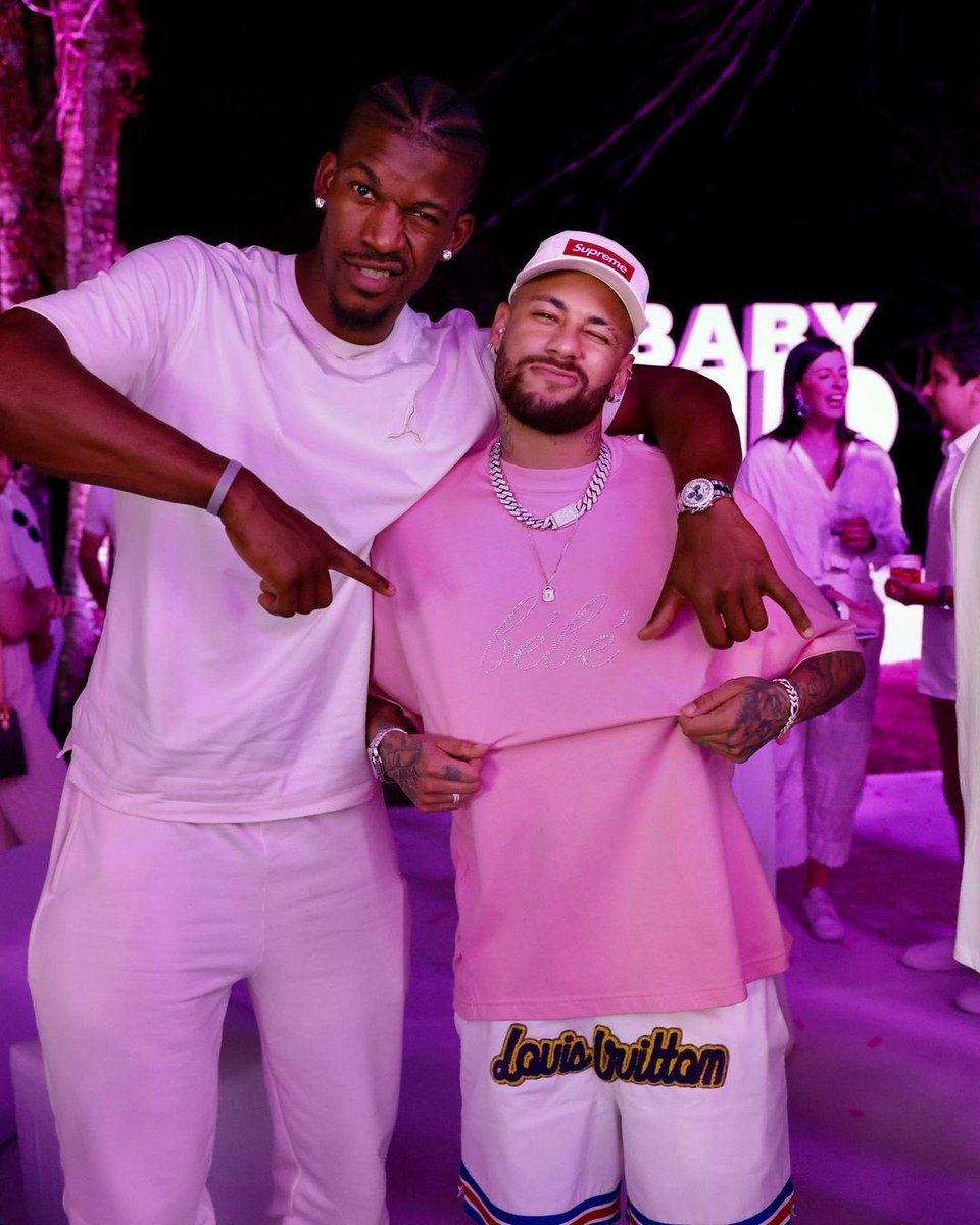 NBAdoPovo's tweet photo. Viajou pro Rio de Janeiro 
Virou jogador do Flamengo
Foi humilhado por Hugo Neneca
Foi pra São Paulo
Disputou com o Casimiro em um leilão do Neymar 
Participou do chá revelação da filha do Neymar
Dançou na festa do Neymar com a cintura mais travada da história
Tirou foto com o Xurrasco
E é fã do Jão e da IZA

ISSO É JIMMY BUTLER, O BRASILEIRO

jamais comparem