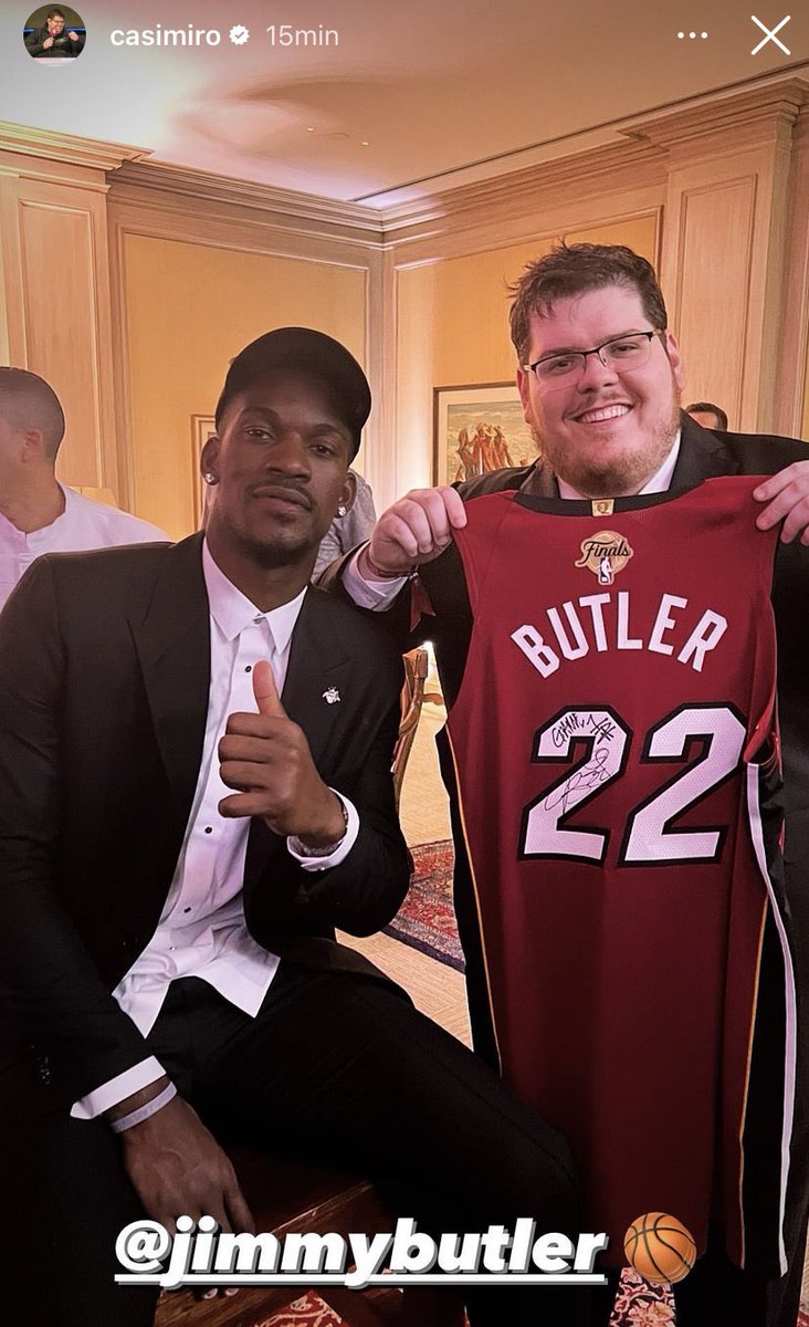 NBAdoPovo's tweet photo. Viajou pro Rio de Janeiro 
Virou jogador do Flamengo
Foi humilhado por Hugo Neneca
Foi pra São Paulo
Disputou com o Casimiro em um leilão do Neymar 
Participou do chá revelação da filha do Neymar
Dançou na festa do Neymar com a cintura mais travada da história
Tirou foto com o Xurrasco
E é fã do Jão e da IZA

ISSO É JIMMY BUTLER, O BRASILEIRO

jamais comparem