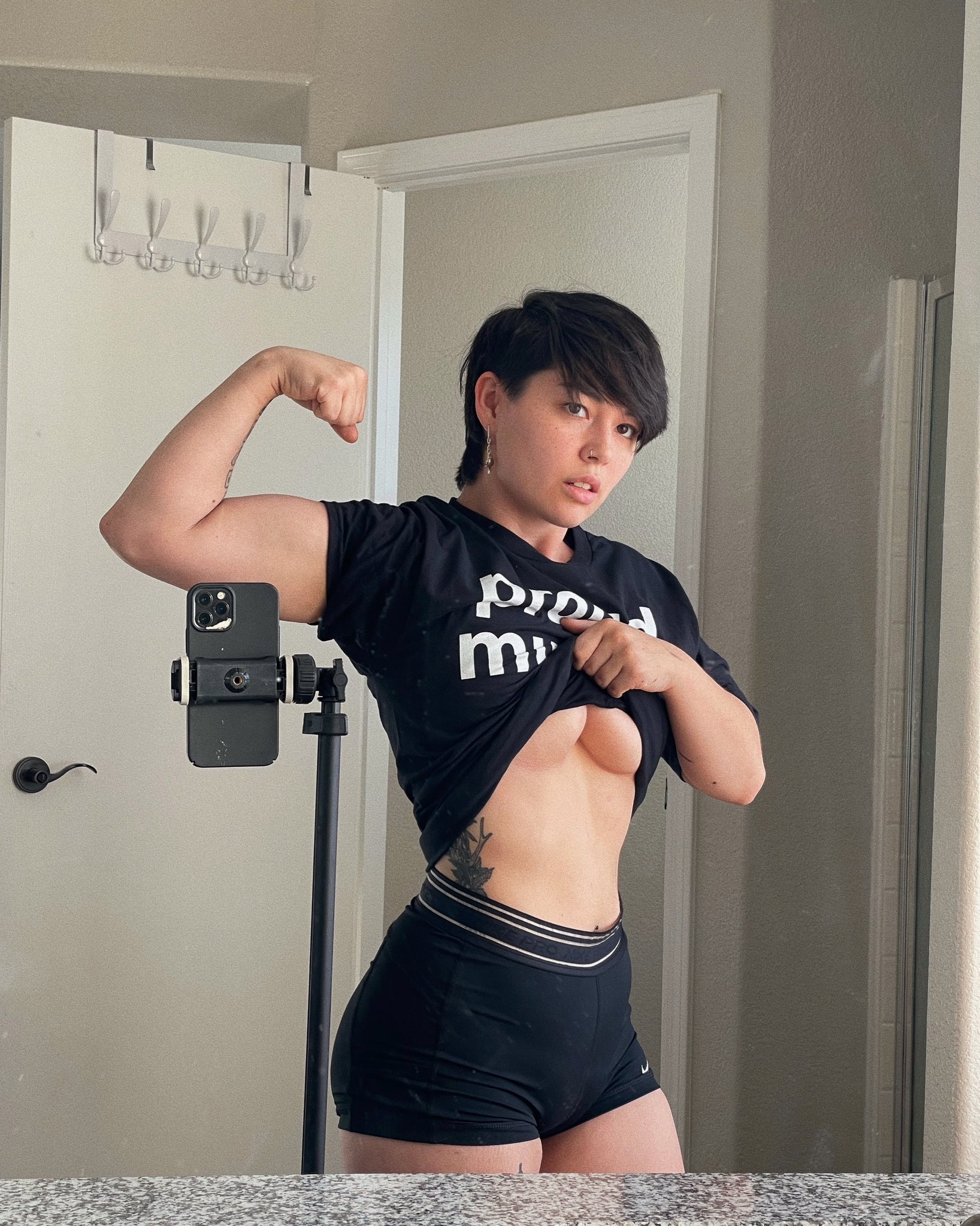 2 pic. Hello ladies https://t.co/OyFHpfTf18