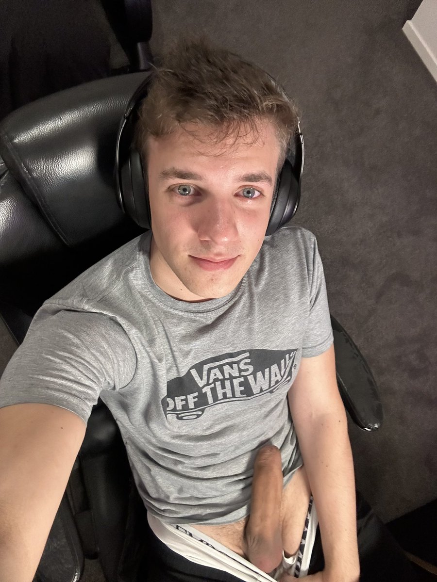 ConnorPeters's tweet photo. Heyy I got a dick pic for you 🥰 https://t.co/Gy0oWrYIpI