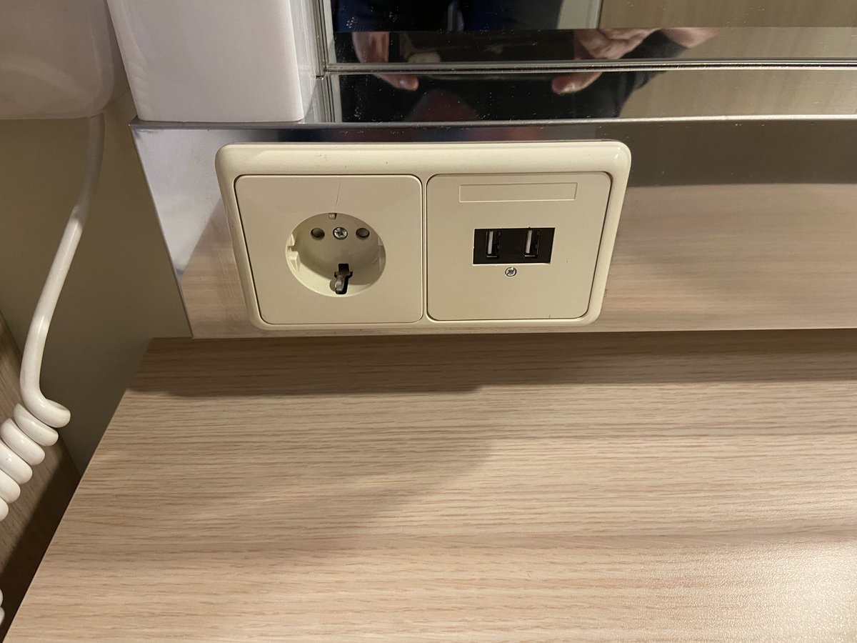 Ei jumalauta <a href="/vikingline_fi/">Viking Line Suomi</a>. Hytin ainoa (!!!) sähköpistoke (toki vessassa myös)! Jos hytissä neljä henkilöä ja kaikilla tarve esim. ladata kännykkä, niin miten toimitaan? <a href="/VikingGlory/">Viking Glory</a> voiko paskempaa laivaa olla!!! #vikingline #vikingglory #paskalaiva