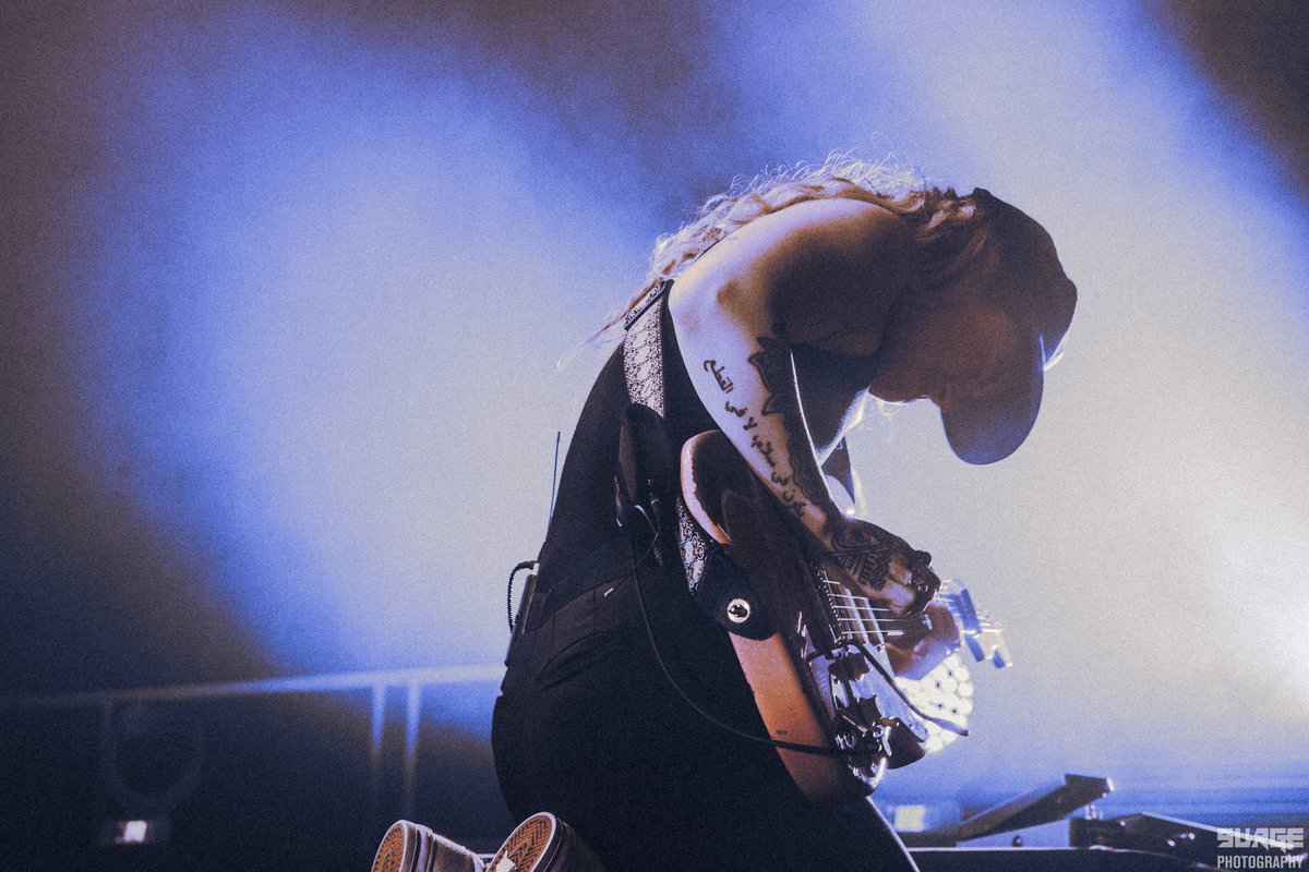 SurgeTurkiye's tweet photo. 23 Haziran Cuma günü @ZorluPSM sahnesinde gerçekleşen Avusturalyalı multi-enstrümantalist Tash Sultana'nın performansı, 📸@eva_shield'ın kadrajına böyle yansıdı! https://t.co/GKkmEJhyEs