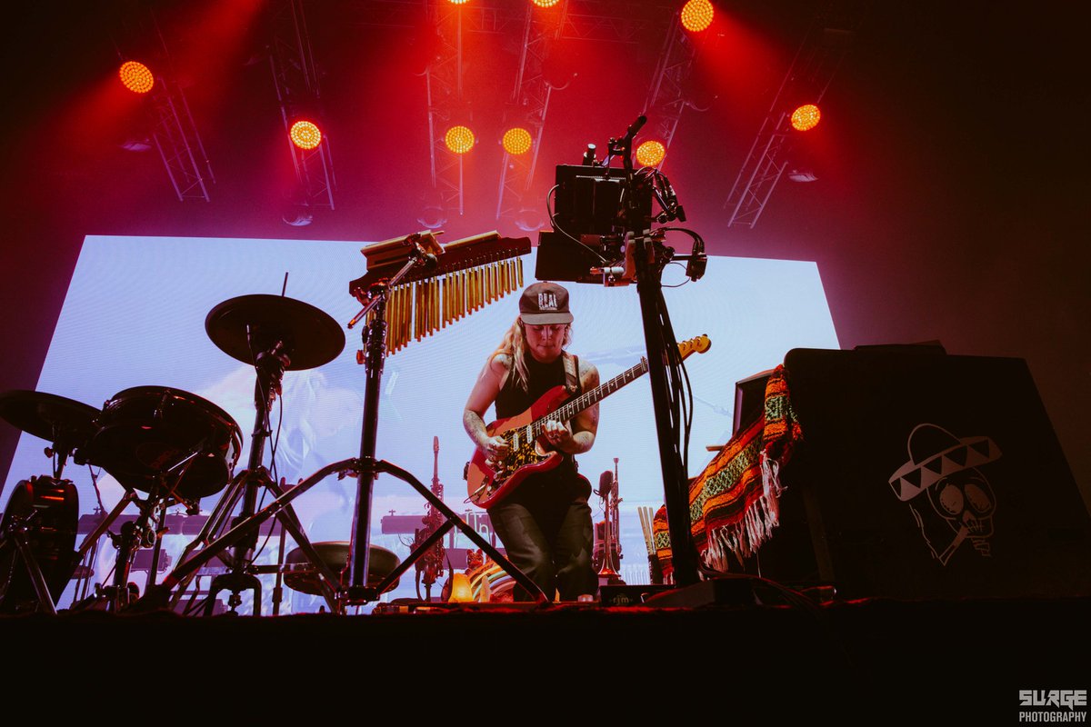 SurgeTurkiye's tweet photo. 23 Haziran Cuma günü @ZorluPSM sahnesinde gerçekleşen Avusturalyalı multi-enstrümantalist Tash Sultana'nın performansı, 📸@eva_shield'ın kadrajına böyle yansıdı! https://t.co/GKkmEJhyEs