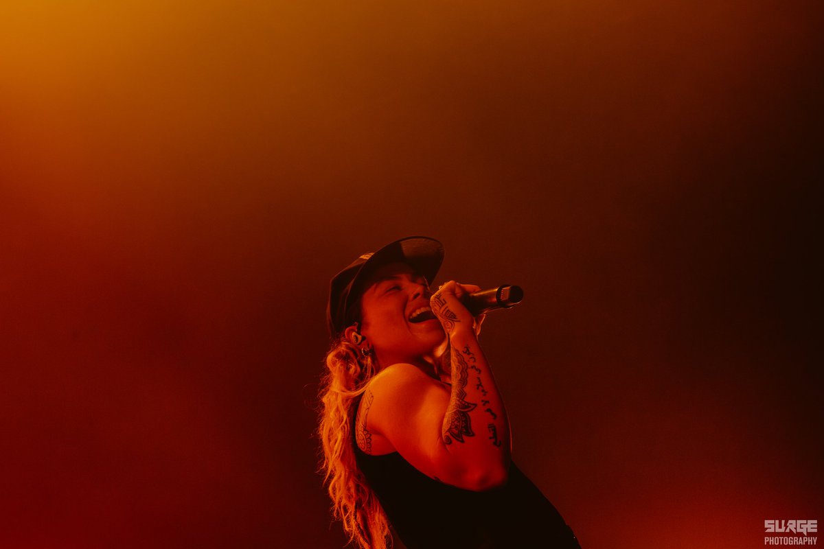 23 Haziran Cuma günü <a href="/ZorluPSM/">Zorlu PSM</a> sahnesinde gerçekleşen Avusturalyalı multi-enstrümantalist Tash Sultana'nın performansı, 📸<a href="/eva_shield/">Eva</a>'ın kadrajına böyle yansıdı!