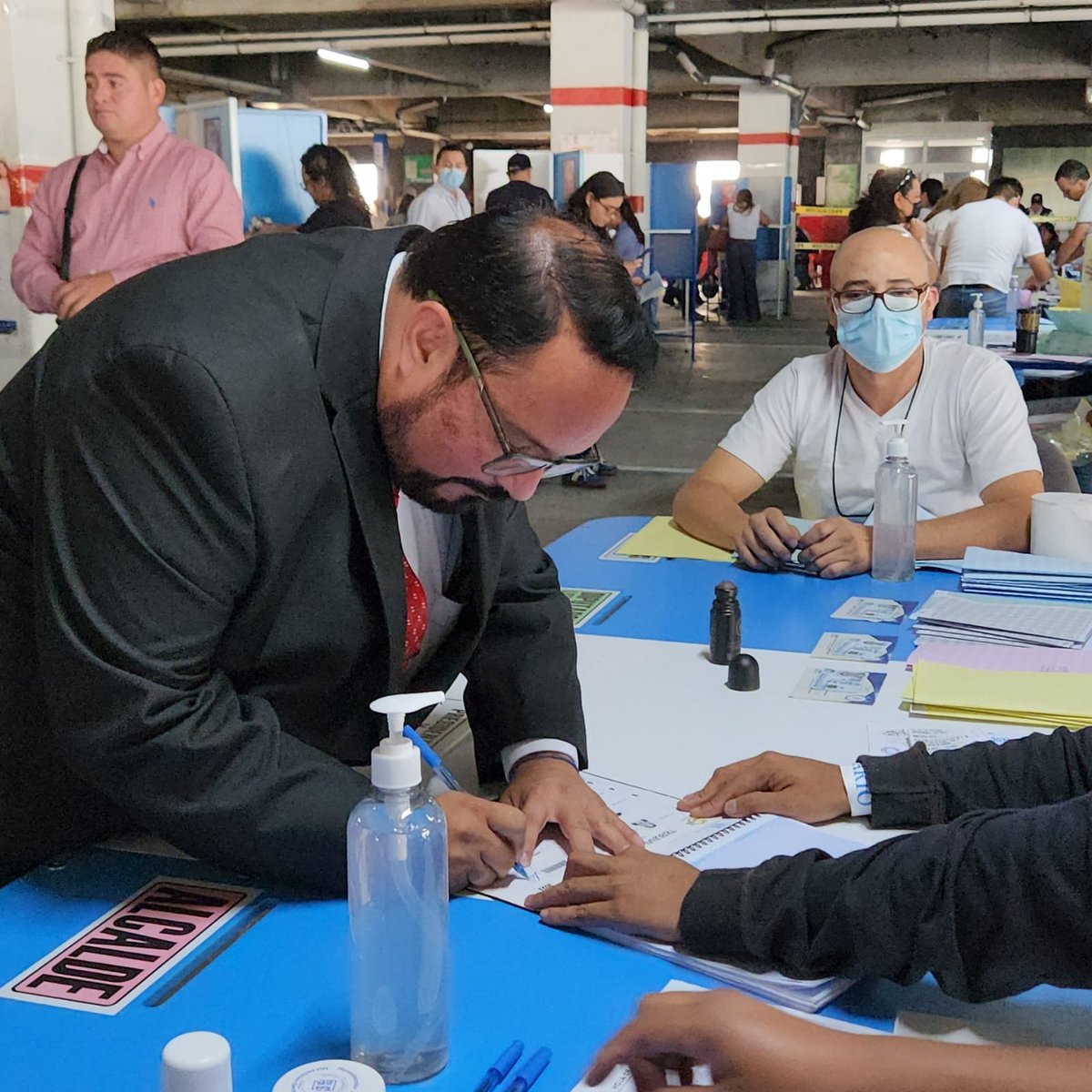 GIULIOTALAMONT1's tweet image. He emitido mi voto, ejerciendo mi derecho como ciudadano, exhorto a todos los Guatemaltecos para que hagan uso de su derecho y  para que  no deje que otros escojan por usted 

#miguate #guatemala #votaciones2023