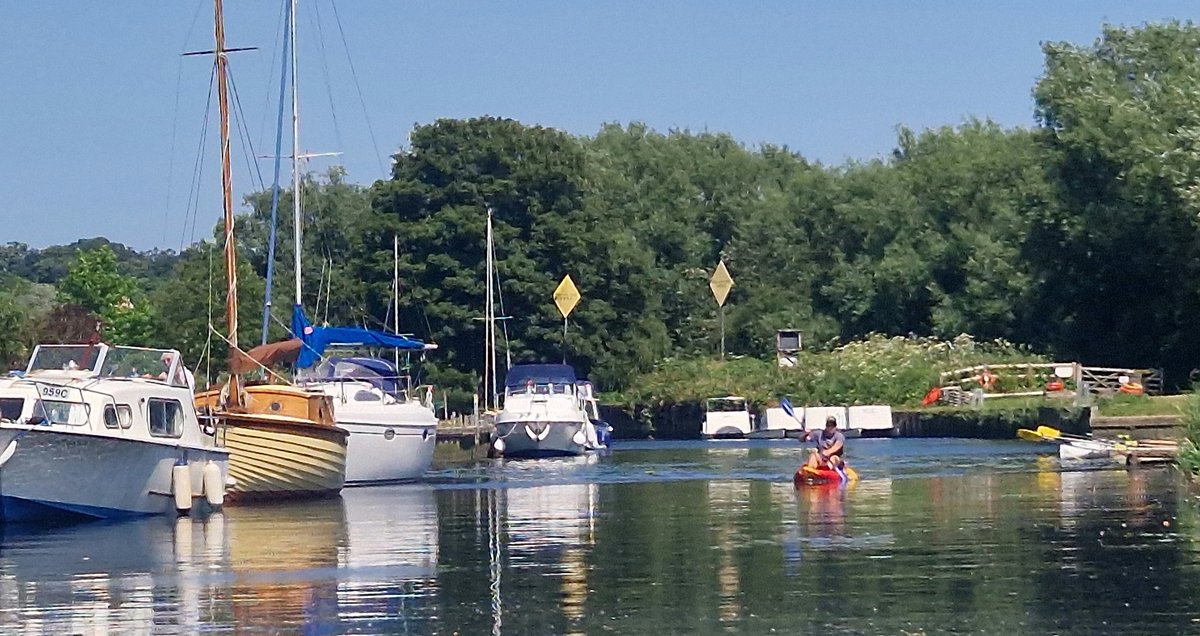 BroadsBeat's tweet image. Sir, you are most welcome. Glad we could be of service during our joint patrols along the River Yare today ☀️⚓️👮‍♂️ #heatwave
#RightTimeRightPlace 
Howard @BroadsAuth 
Paul @NorfolkPolice