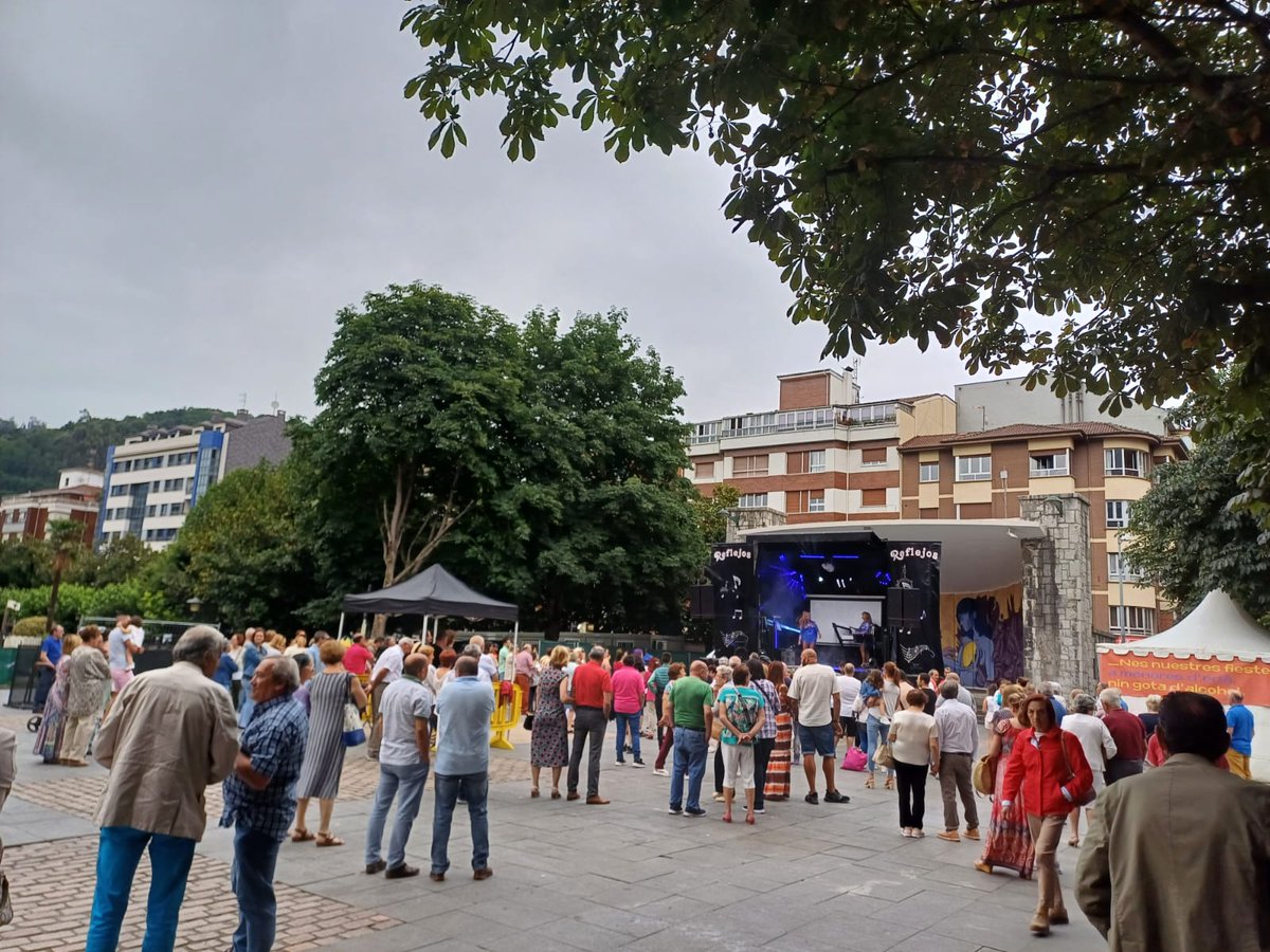 Ahora #Voluntariado de #SocorrosYEmergencias realizan en el #ParqueXovellanos de #MieresDelCamin la cobertura sanitaria con motivo de la actuación del #DuoReflejos.
Actividad enmarcada dentro del programa de festejos de #SanXuan2023 
#PreventivosCruzRoja
#CruzRojaMieres