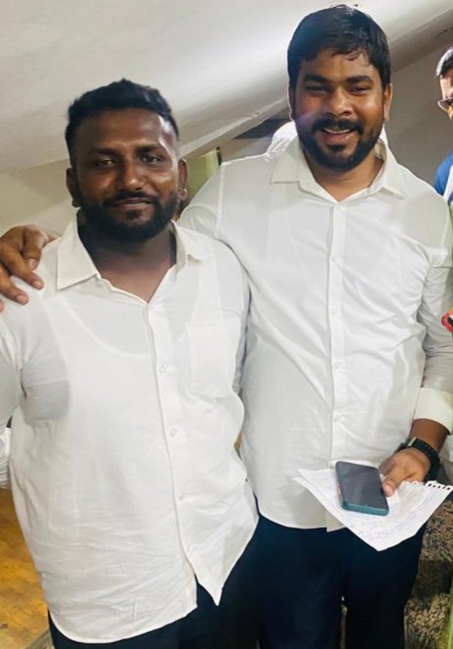 खत्म हो जायें उमंगे ये सितम मत करना।
बाग़बानों नयी शाख़ों को क़लम मत करना।
नयी नस्ल नयी फ़स्ल जिनके ऊपर देश और
समाज की जिम्मेदारी है।
वह वाल्मीकि समाज आपका आभारी है।
कोशिश करने वालों में से हैं।
तमाशा देखने वालों में से नहीं।साथ दिया है आगे भदेंगे पीठ दिखाने वालों में से नहीं।