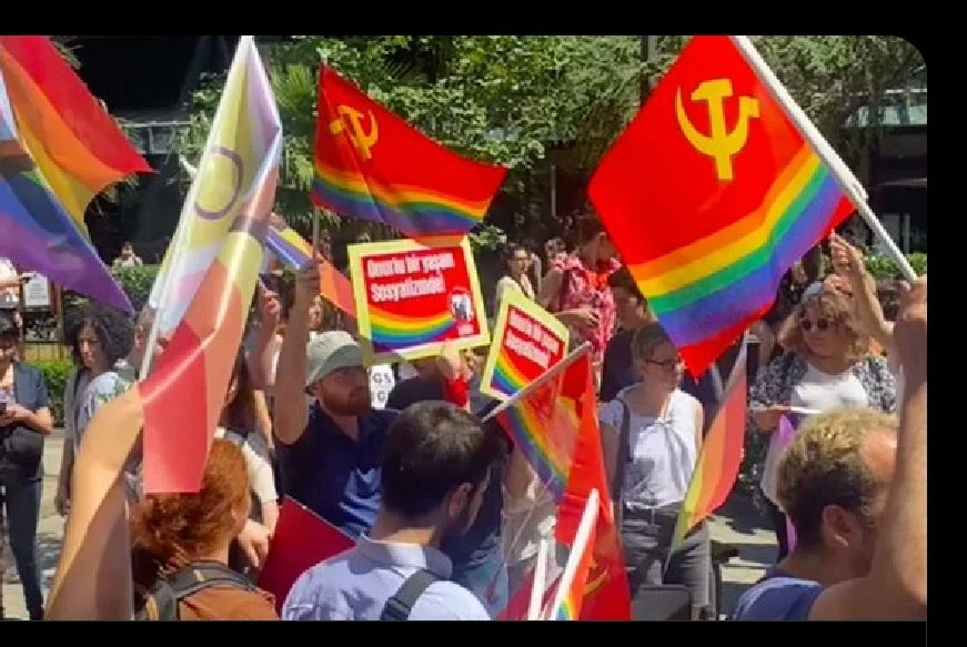 Eşitlik için Sosyalizm!
Orak çekiçli bayrağımızla İstanbul #OnurYürüyüşü'ndeydik.

Tüm LGBTİ+' ları örgütlü devrimci mücadeleye katılmaya çağırıyoruz.

Umutsuz olma devrimci ol!