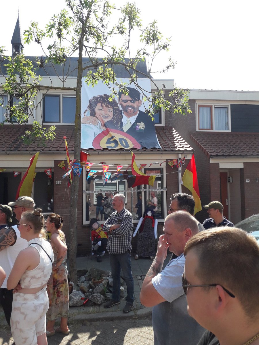 kippenhok1902's tweet photo. Sylvester en Miranda morgen  samen 100. Uniek, op de zelfde dag geboren. Kippenhok en een pracht Juweeltje maak er een mooie dag van. 
Tekening gemaakt door Paul Bosvelt. Sfeerteam bedankt voor het beschikbaar stellen van jullie ruimte. 🤣🤣 
EAGLES till we die  #kowet https://t.co/ljQPCSHuEB