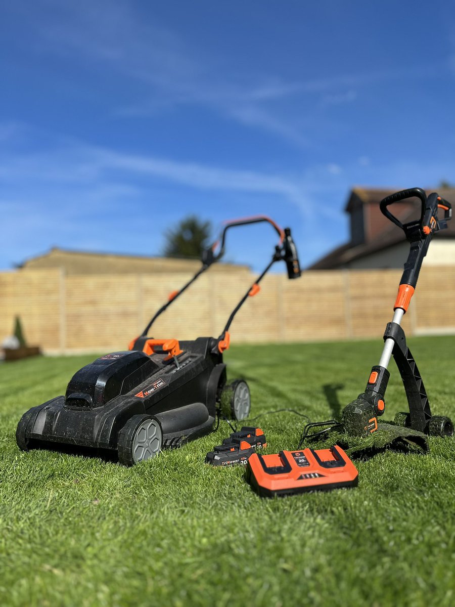 TriMowerUK's tweet photo. Simple yet effective.

Our Patented Guard Glider &amp; Ez Wheels clip on the edge trimmer base to create an easy to use push-along edge trimmer 

Great for the elderly or anyone who struggles with holding up a standard strimmer

Glide &amp; Go with #trimower 

#SBS https://t.co/bYBTNyBYfV