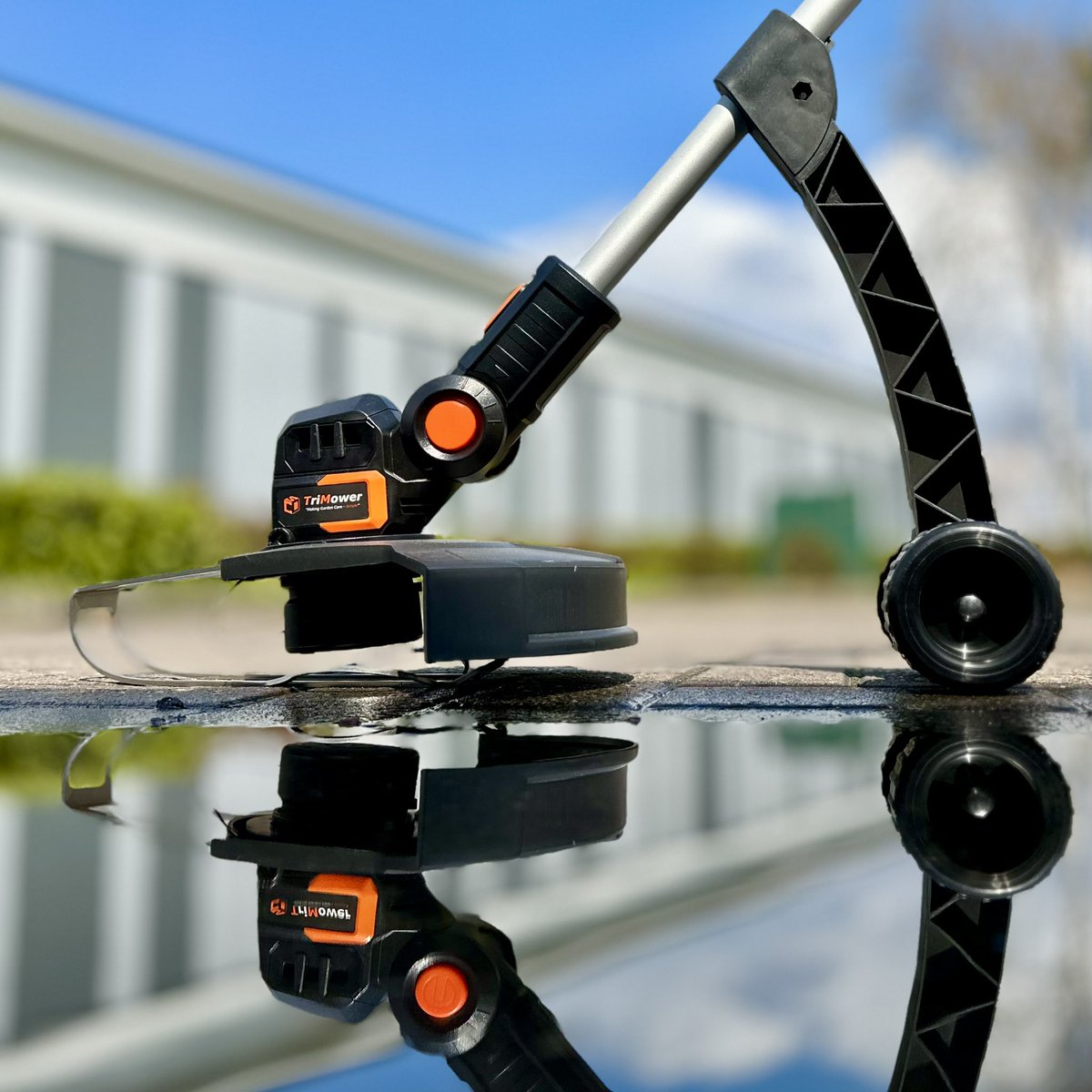 TriMowerUK's tweet photo. Simple yet effective.

Our Patented Guard Glider &amp; Ez Wheels clip on the edge trimmer base to create an easy to use push-along edge trimmer 

Great for the elderly or anyone who struggles with holding up a standard strimmer

Glide &amp; Go with #trimower 

#SBS https://t.co/bYBTNyBYfV