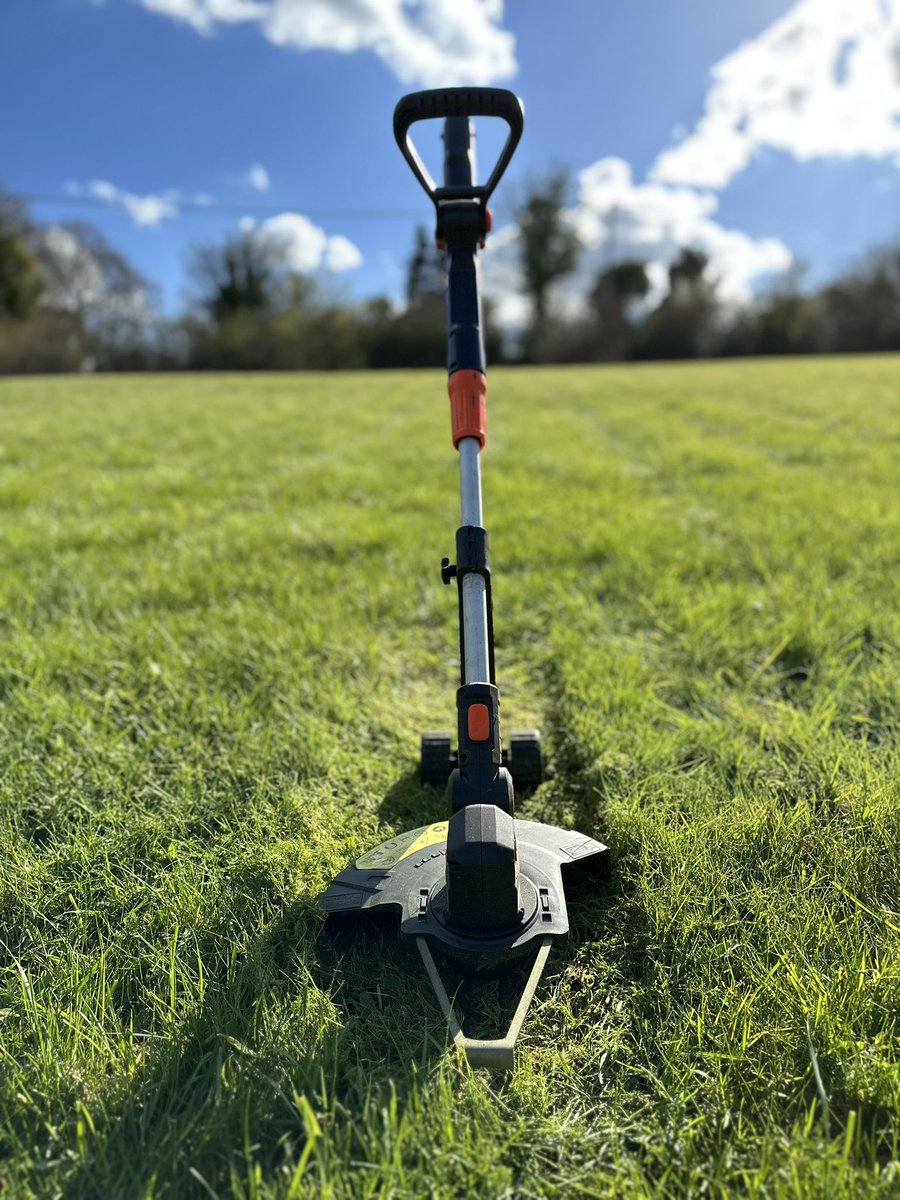 TriMowerUK's tweet photo. Simple yet effective.

Our Patented Guard Glider &amp; Ez Wheels clip on the edge trimmer base to create an easy to use push-along edge trimmer 

Great for the elderly or anyone who struggles with holding up a standard strimmer

Glide &amp; Go with #trimower 

#SBS https://t.co/bYBTNyBYfV