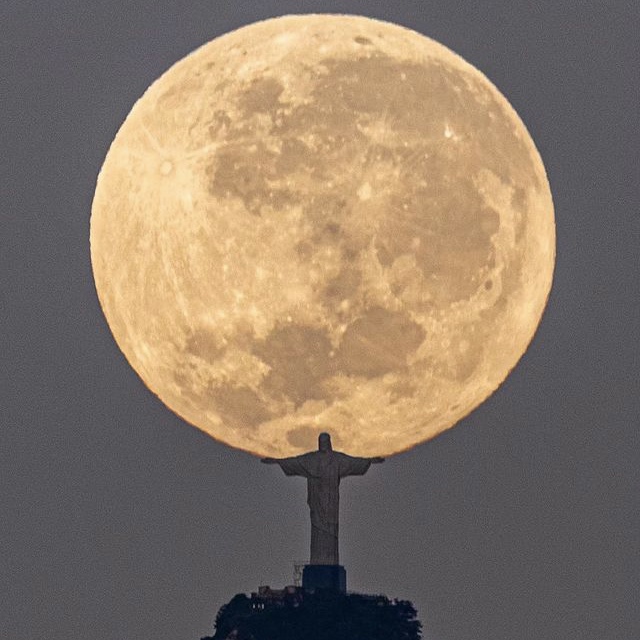 🇧🇷 Trois années ont été nécessaires au photographe Leonardo Sens pour prendre ce remarquable cliché du Christ Rédempteur parfaitement aligné avec la Lune ! 🌕

📸 Leonardo Sens