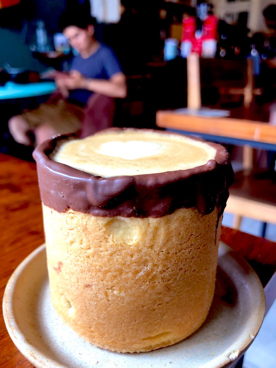 Esta bebida es una joya, la encuentran en <a href="/deseocafemx/">Deseo Café de Especialidad</a> se llama AMORdidas, el vasito es una galleta de vainilla con un interior de chocolate que endulza en cada sorbo tu bebida, al final, les recomiendo pedir un americano para acompañar la galleta. Una chulada de LA ROMA.