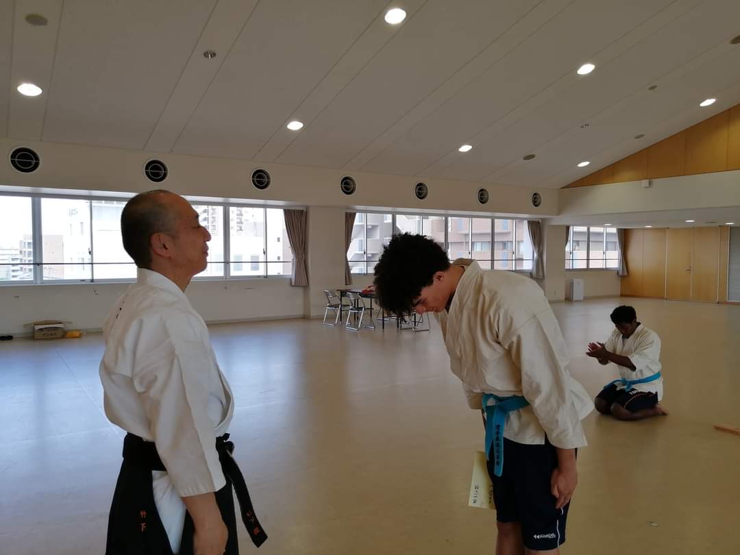 karateseiyukai's tweet photo. 6/22(木)
大分東明高校で「留学生日本文化体験講座」を行いました
留学生5名に,空手道の歴史,礼法,正拳突きなどを指導した後,板割りに挑戦してもらいました
全員が,生まれて初めての板割りに大興奮!!
最後に11級の免状を授与しました
#大分 #空手 #空手道 #空手拳道 #正友会 #空手道最高 #大分東明高校 https://t.co/5i36WUkXm0