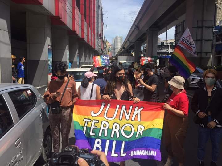 eicvsfascism's tweet photo. Exactly three years ago today: 20 LGBTQIA+ activists and allies were brutally dispersed, accosted, and hauled off to prison during the 2020 Pride March in Mendiola. 
Among their calls then was to junk Duterte's terror law. 
Their arrests led to the popular clamor to #FreePride20. https://t.co/Vq0DNJpTQZ
