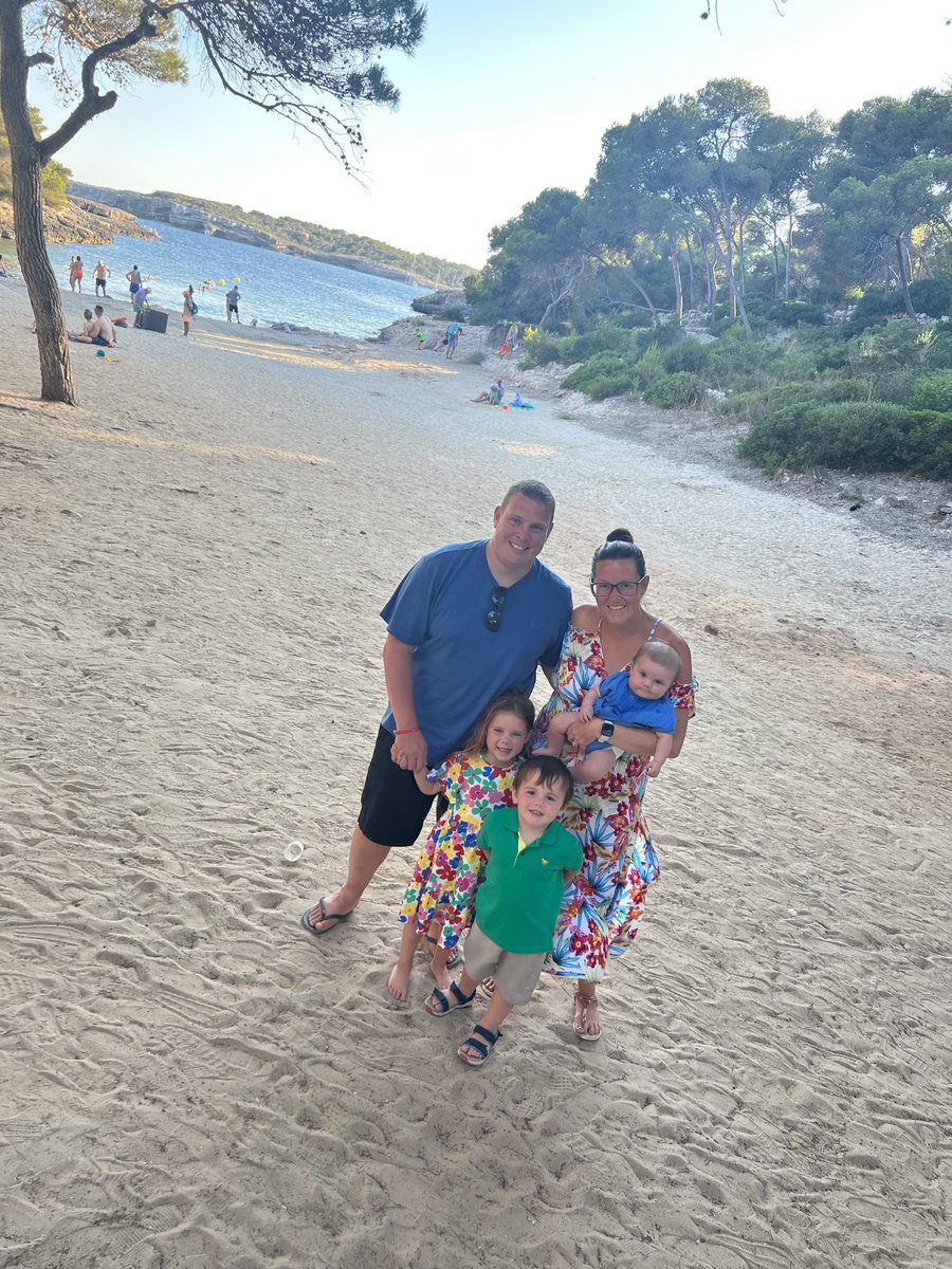 joelangers's tweet photo. First family holiday as the 5 Langthornes https://t.co/RWmZXZL4yG