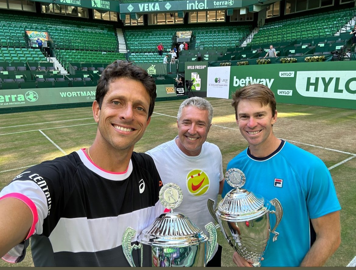 Not_Esportivas's tweet photo. Parabéns aos duplistas campeões, o australiano @johnwpeers🇦🇺 e o brasileiro @marcelomelo83🇧🇷que conquistaram o @ATPTour de @ATPHalle, conquistando assim o primeiro titulo no ano e na carreira juntos
#ATP #ATP500 #TWO23 #TERRAWORTMANNOPEN23 #HalleWestfalen #JohnPeers #MarceloMelo https://t.co/gvOZBJjmcP