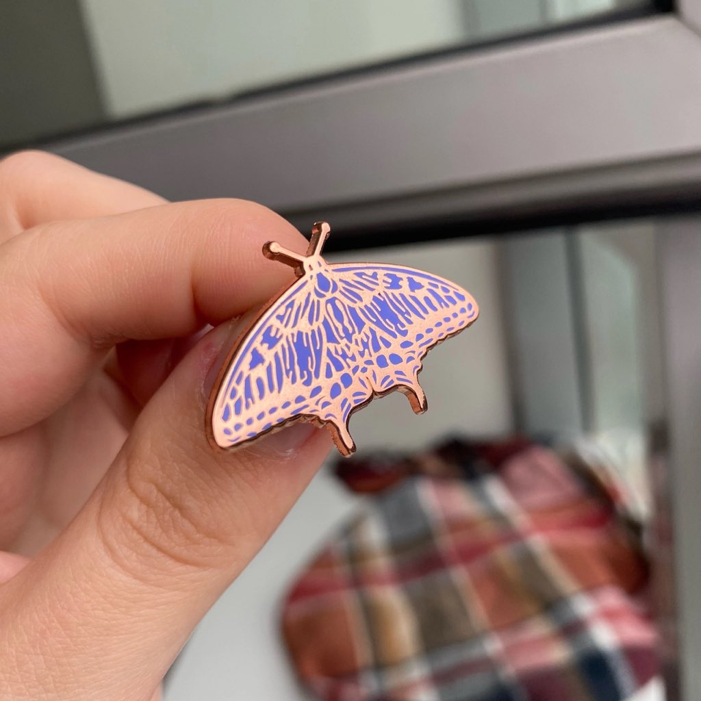 Простите, вы случайно не светитесь? Просто этот пин-мотылек, который мы изготовили для @mudj_j, так и хочет улететь к вам ⭐️