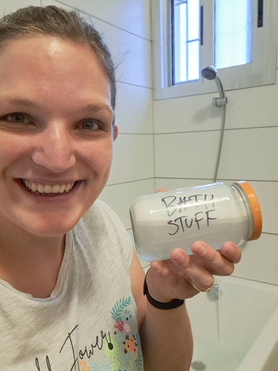 davebeckymaf's tweet photo. Nice cool evening at only 28 degrees in the house after a rainy day (still 83% humidity though of course!), so thought I'd try a luke warm bath. Couldn't find any bubble bath anywhere though, so I'm trying a homemade concoction of soap, coconut oil and water!
Becky https://t.co/3ABNn6N3lh