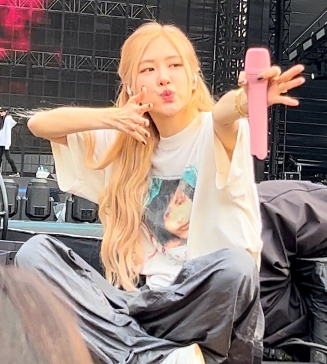 Blackpink’s Rosé being the biggest green flag among kpop idols ☆ - A thread