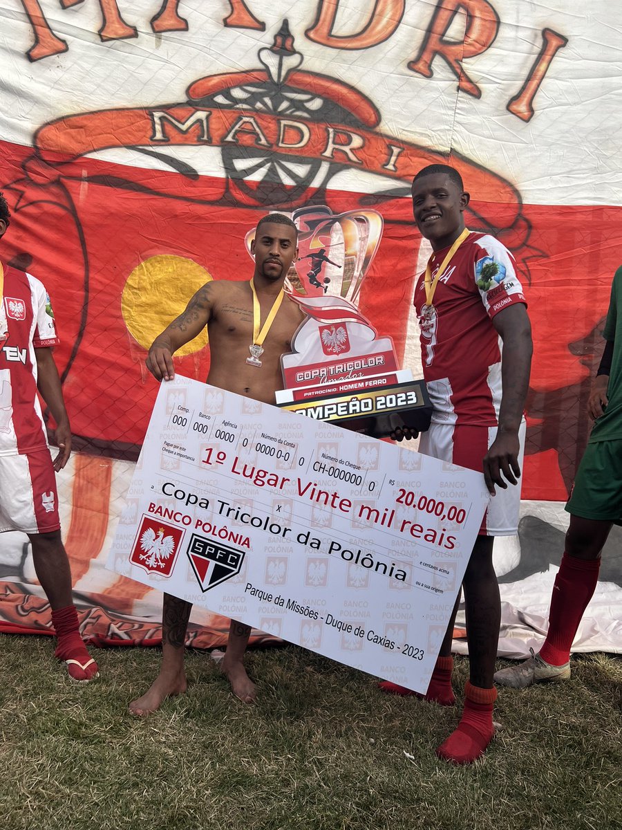 Othaviocafa's tweet photo. Mt obrigado #Bairro13 por me proporcionar esse momento maravilhoso….🇵🇱🥳🥳🥳🏆
#5x0foraoBaile
#VinteK💸💸💰💰💰
#ObgDeus🙌🏽 https://t.co/KgO5n4biIa