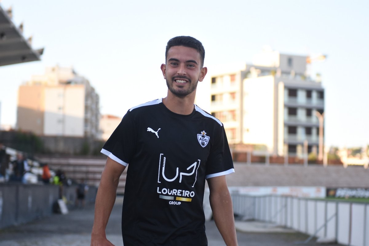Pedro Pinho, médio de 23 anos, vai sair da AD Sanjoanense e assinar por três épocas pelo GD Chaves, segundo o jornalista <a href="/pedromsepulveda/">Pedro Sepúlveda</a>.