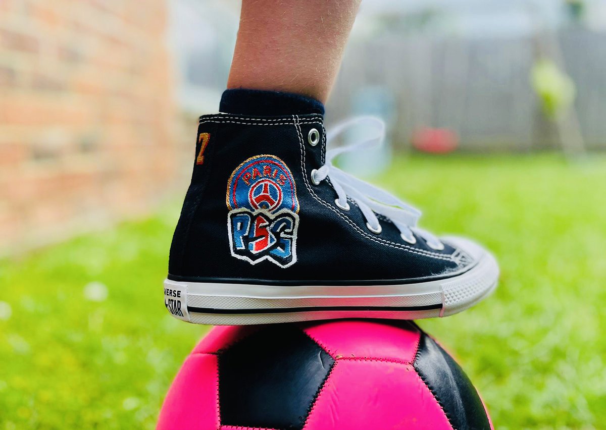 christophe_art's tweet photo. The boy is happy with his custom Converse so that will do for me!
Special thanks to @liam_cummings_photography for getting the shots and keeping the whirlwind under control for 5 minutes 🙌🏻
#chriscummingsart #customconverse #psg #kylianmbappé #artwork https://t.co/Yju3ae3r7Y