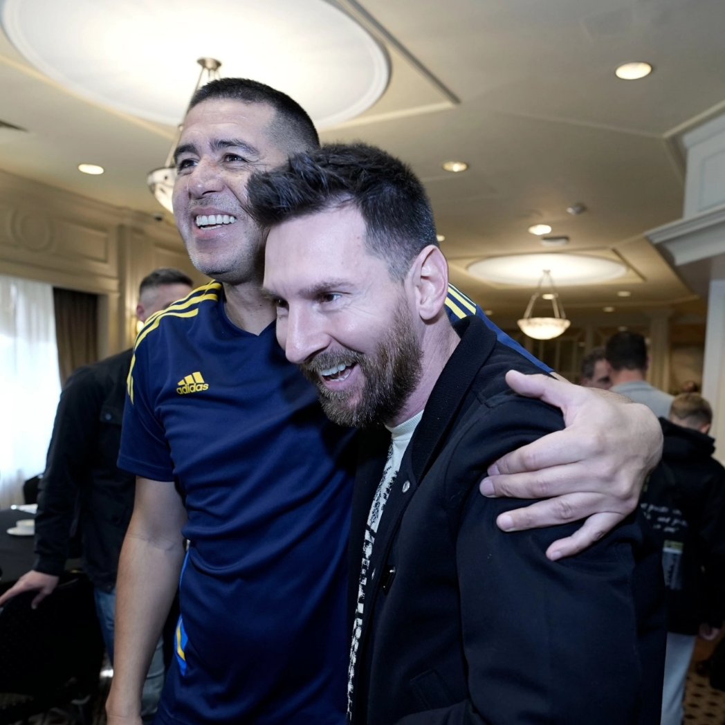 Cadena_Xeneize's tweet photo. 🤩 SIMPLEMENTE FUTBOL 

Messi y Román juntos 🔟🐐 https://t.co/Odu9K076xG