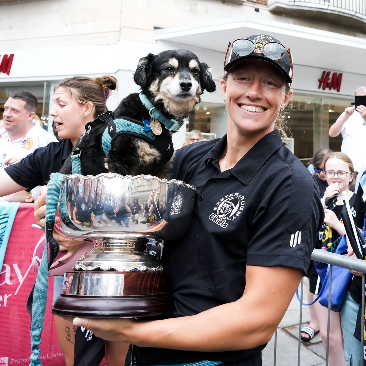 If you need cheering up after yesterday #ChiefsFamily, here's a photo of Kate, holding the Allianz Cup Trophy containing her Dog! 😂

(We wanted to think of a clever caption but it's been a tough 24 hours at the end of a long season 🥱😴)

#JointheJourney | @Premier15s