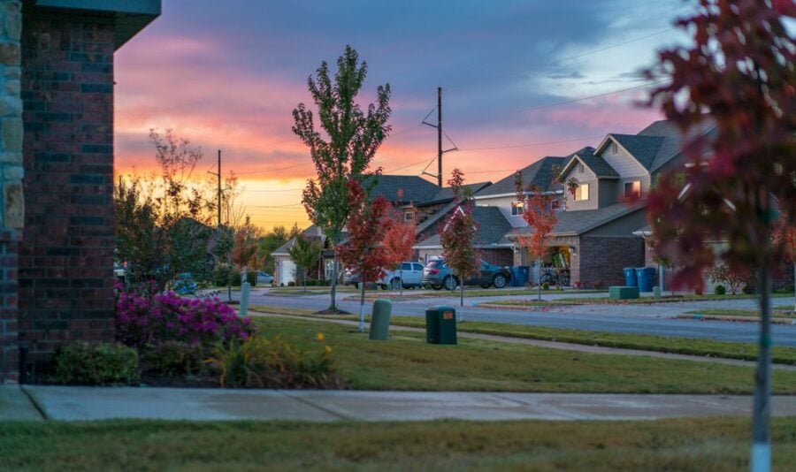 carloscsellsre's tweet image. Discover the pros and cons of living in the suburbs by reading this article. #relocationtips #newhome  cpix.me/a/172312701