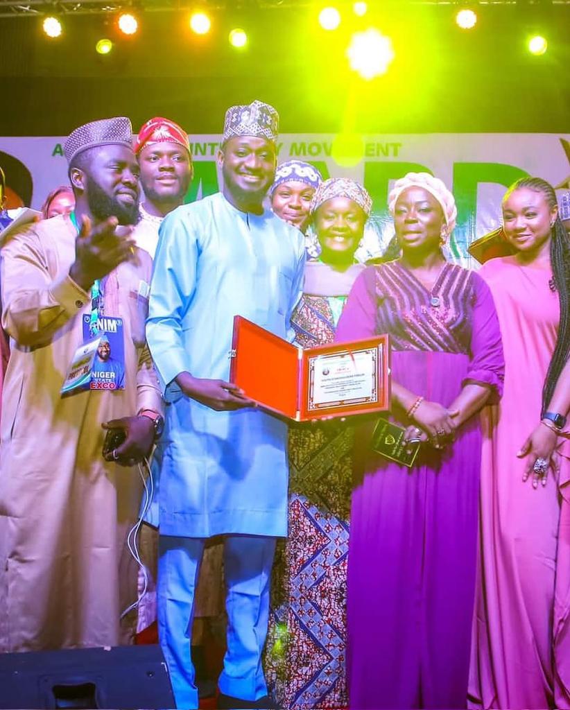madammofficer's tweet photo. The National Chairman Of APC Youth Stakeholders Forum Hon Abdulazeez Abubakar Kaka @Abunaah Received An Award From #ANIM On Thursday, The 22nd June 2023.
Congratulations oga #kaks 🙌
Kowa Namu Ne ✌🏾 https://t.co/S9gdM6uPg2
