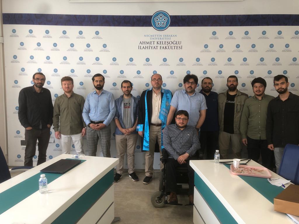 conquerorslow's tweet photo. Muhyiddîn İbnü'l-Arabi ve Divanı adlı tezimi basariyla savunarak 6 yıllık doktora serüvenim güzel bir sekilde nihayete erdi elhamdülillah.Basta danışman hocam Muhammet Tasa olmak üzere emeği geçen tüm hocalarıma,dostlarıma ve aileme müteşekkirim... https://t.co/TdY1L5nw3z
