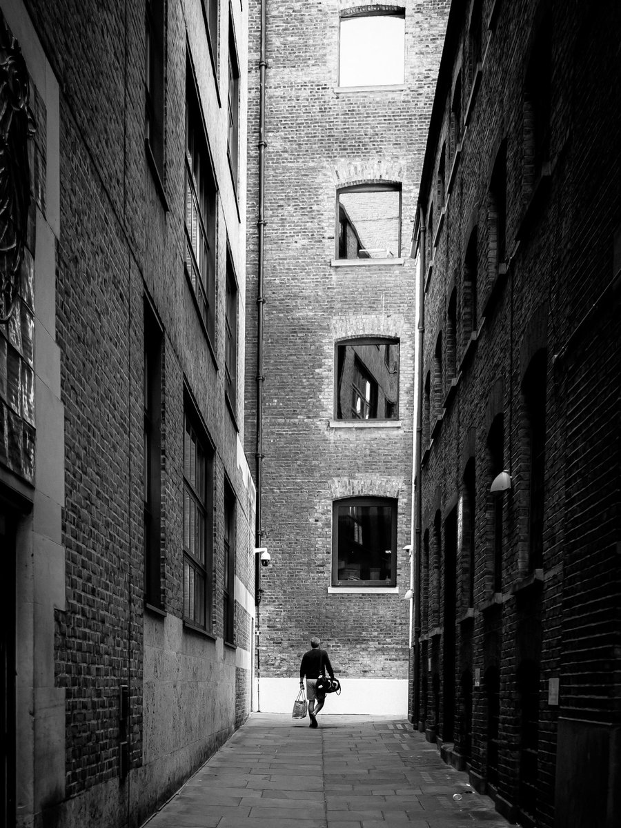 London alley #lumix #streetphoto #streetphotography #monochrome  #blackandwhite #blackandwhitephotography #London #noiretblanc