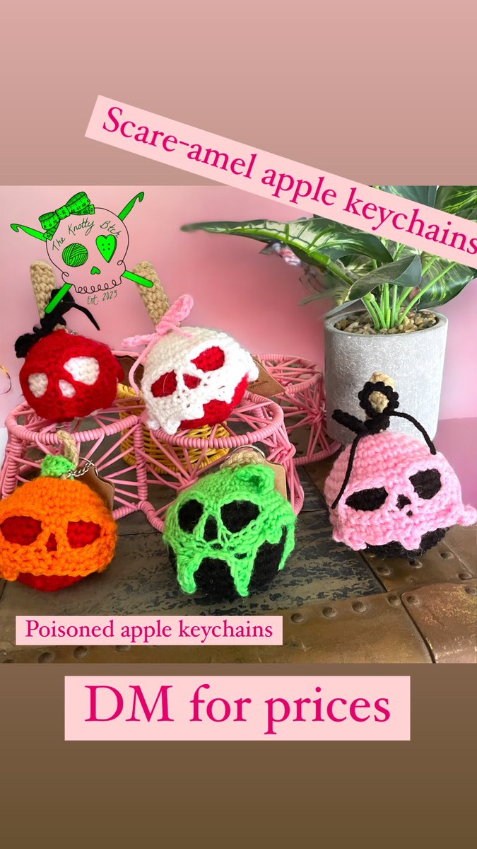 theknottybtch's tweet photo. Scare-amel apple keychains and poisoned apple keychains available! DM for pricing 🕷️ #theknottybtch #halloween #caramelapples #poisonapple #horror #halloween #gothfashion #gothaesthetic #altfashion #crochet #amigurumi #smallbusiness #shopsmall https://t.co/xu7XFUXaDd