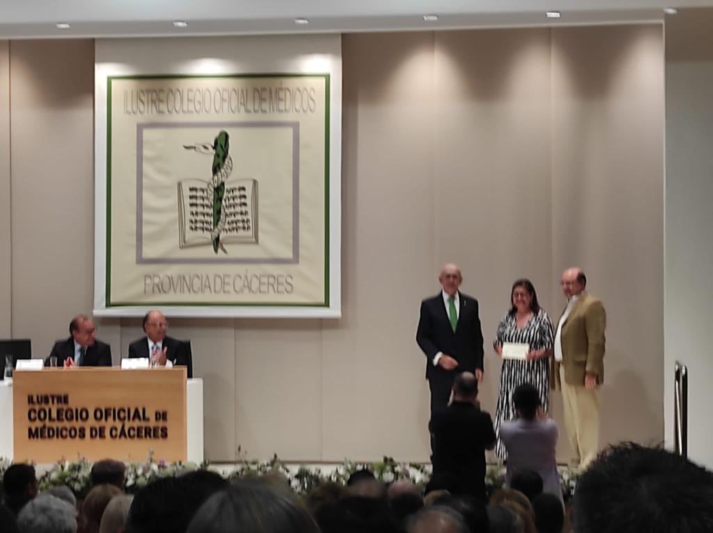 El Colegio de Médicos de Cáceres nos hizo entrega del premio anual solidario.
El premio, de 4000€, nos ayuda para seguir haciendo frente a las necesidades de nuestras madres. 
¡MIL GRACIAS DE CORAZÓN!