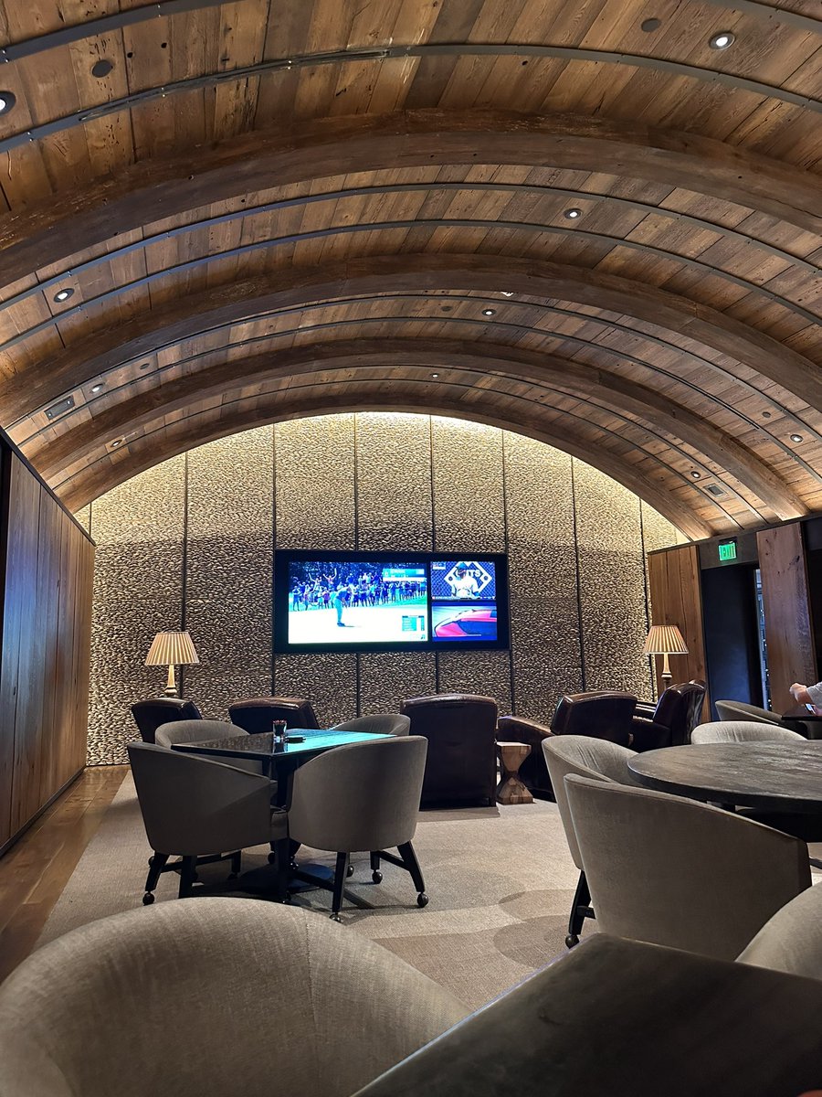 Daniel_Rapaport's tweet photo. Kiawah River Course. One of the 5 best grill room setups I’ve ever see.  I feel like I’m in the middle of the whiskey barrel. https://t.co/MBpZLI24jL