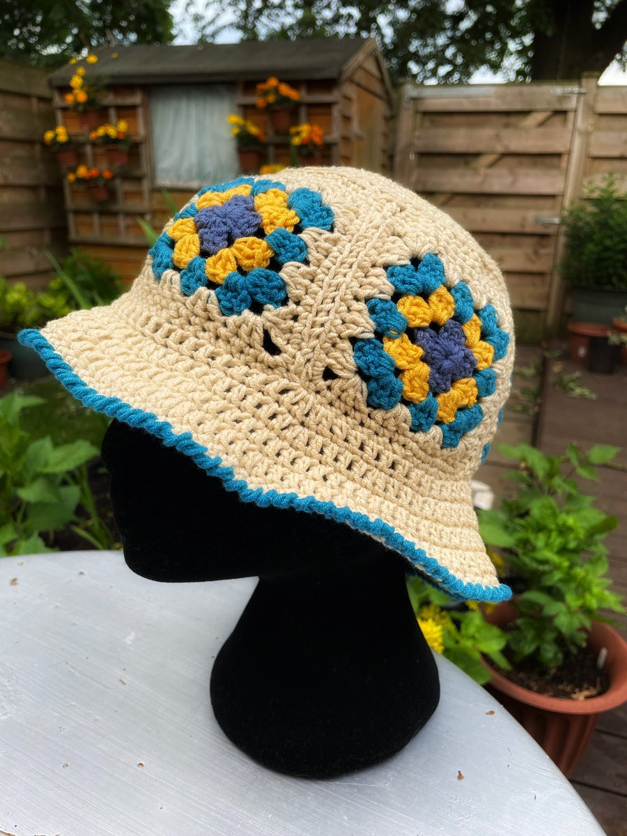 Made myself another hat and I love it! #crochet #lovecrochet #grannysquaresrock #clevercrafters #sharethecrochetlove #crochettherapy #makersgonnamake #crochetallthethings #colourfulcrochet #crochetersofinstagram #instacrochet #crochetaddict @insidecrochet