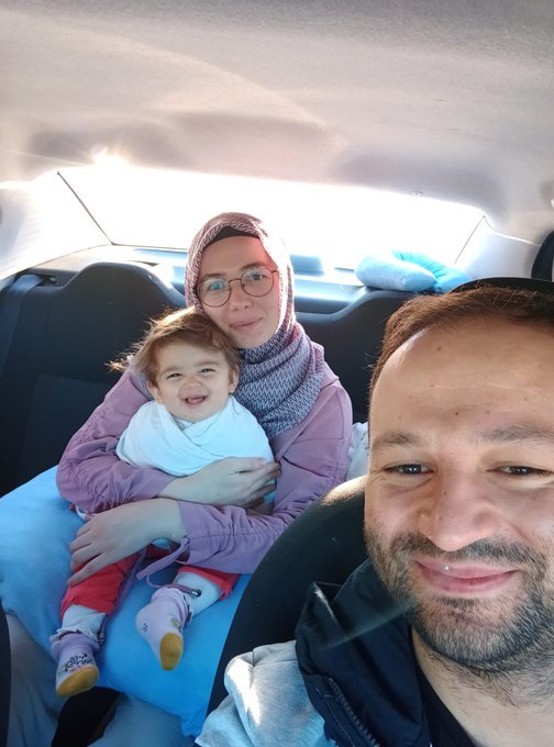 Rezillikte son perde!
Bu aile darbe mi yapmış?(!) 
Vicdansızlık hafif kalır!
"3 kişilik aile üçü de cezaevinde. Öğretmen Büşra Çulha, Uluslararası ilişkiler mezunu eşi Halil Emre Çulha ve 18 aylık Bahar 22 Eylül'den beri cezaevinde."