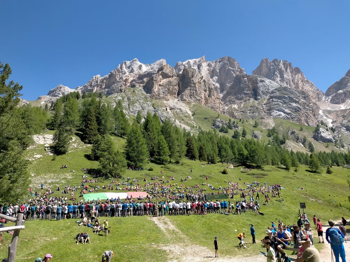 annual reunion of alpine veterans at Rifugio Contrin, #Marmolada area. A few thousand people in a splendid #ww1battlefield area in the Dolomites.
#alpini
#ww1italianfront