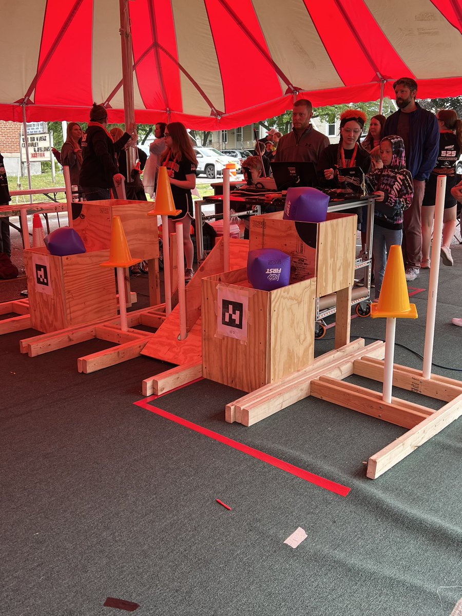 525Swartdogs's tweet photo. Join us at Sturgis Falls under the Kidsway Tent until 3:40 today! #FIRSTinIowa #FRC #morethanrobots https://t.co/YbXNcHlHz6