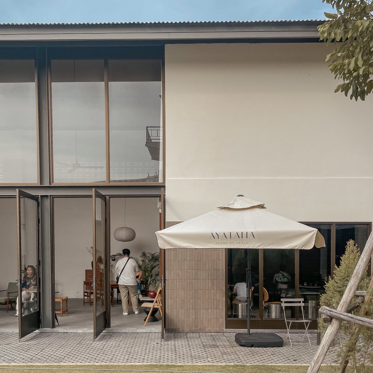freelancecho's tweet photo. คาเฟ่ชลบุรี ปังมาก AYATANA Cafe เกร๋มาก ดีไซน์สวย ถ่ายรูปแล้วปังทุกมุมบอกเลอะ มัทฉะดี เข้มข้น ส่วนตัวทาร์ตข้าวเหนียวมะม่วงคือที่สุด ทุกคนต้องไปลอง แนะนำไปตอนเย็นๆ แสงสวยไม่ไหววววว 💕

#cafe #คาเฟ่ชลบุรี #ร้านกาแฟ  @aroii https://t.co/vj0PbzWbch