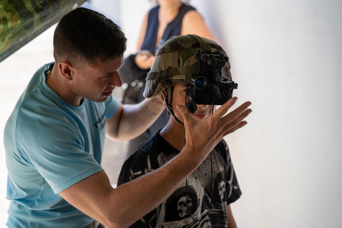 1erSpahis's tweet image. Le week-end des portes ouvertes du régiment s’est clôt ce soir. Merci aux milliers de visiteurs d’être venu nous découvrir au 1er #Spahis, au quartier Baquet.
Rendez vous dans les deux années pour de nouvelles démonstrations, aubades, et des ateliers de ne partenaires 🇫🇷