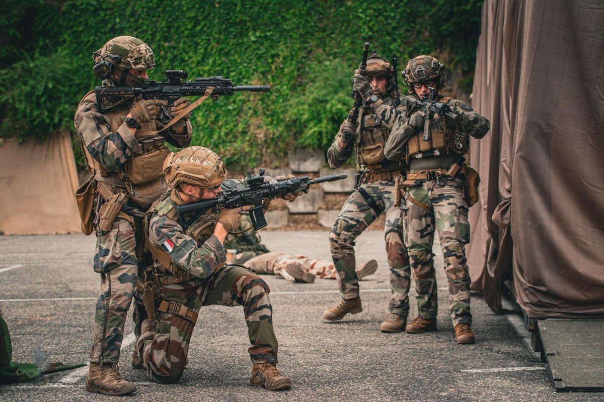 1erSpahis's tweet image. Le week-end des portes ouvertes du régiment s’est clôt ce soir. Merci aux milliers de visiteurs d’être venu nous découvrir au 1er #Spahis, au quartier Baquet.
Rendez vous dans les deux années pour de nouvelles démonstrations, aubades, et des ateliers de ne partenaires 🇫🇷