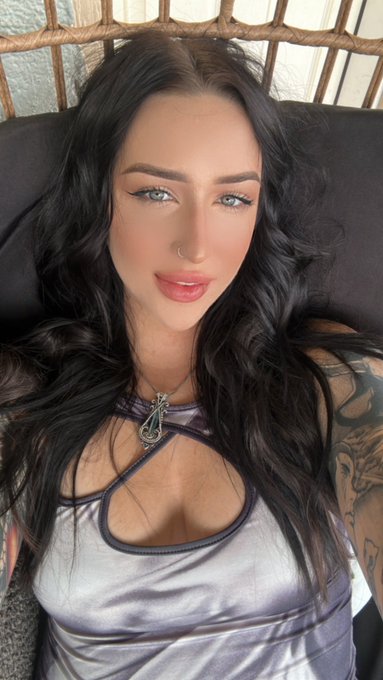 Hello please have a rare selfie &hearts;️ https://t.co/SVwpcH0yts